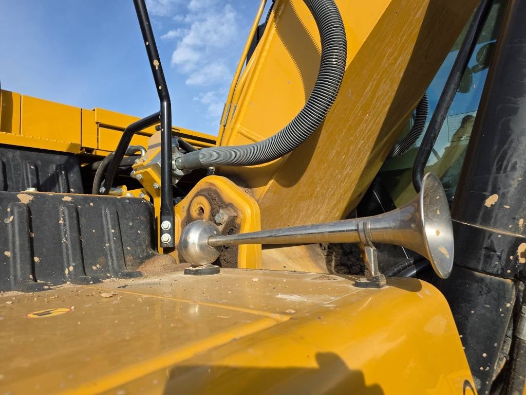 cat-323,f350db13.jpg